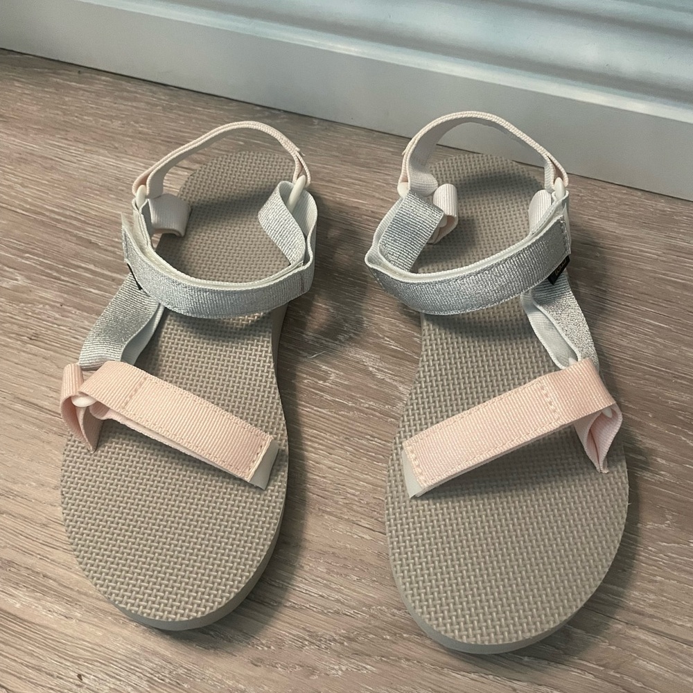 🩶💗🤍 Teva pastel classic sandal metallic silver gray and white sz 9 NIB 🤍💗🩶